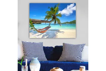 Lerretsbilde 70x100 cm - Hengekøye mellom palmer på en tropisk strand med klart blått hav - Grønn / Blå / Beige - Interiør - Maleri & posters - Lerretsbilder