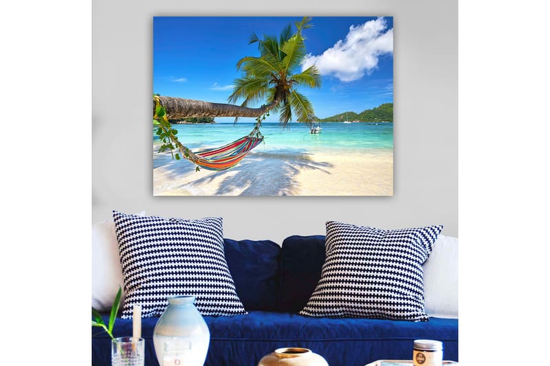 Lerretsbilde 70x100 cm - Hengekøye mellom palmer på en tropisk strand med klart blått hav - Grønn / Blå / Beige - Interiør - Maleri & posters - Lerretsbilder