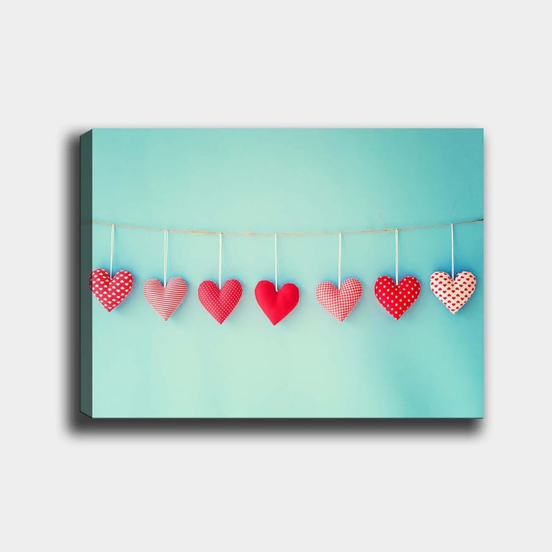 Lerretsbilde 70x100 cm - Hengende hjerter i forskjellige mønstre og nyanser av rødt, Rød / Lyseblå / Hvit