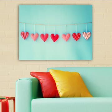 Lerretsbilde 70x100 cm - Hengende hjerter i forskjellige mønstre og nyanser av rødt - Rød / Lyseblå / Hvit - Interiør - Maleri & posters - Lerretsbilder