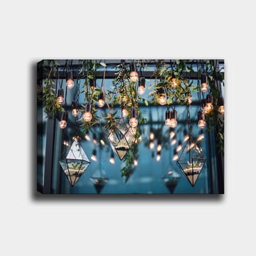 Lerretsbilde 70x100 cm - Hengende lamper og geometriske blomsterpotter i et moderne interiør - Grønn / Svart / Gull - Interiør - Maleri & posters - Lerretsbilder