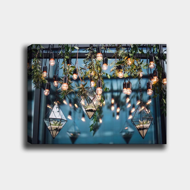 Lerretsbilde 70x100 cm - Hengende lamper og geometriske blomsterpotter i et moderne interiør - Grønn / Svart / Gull - Interiør - Maleri & posters - Lerretsbilder