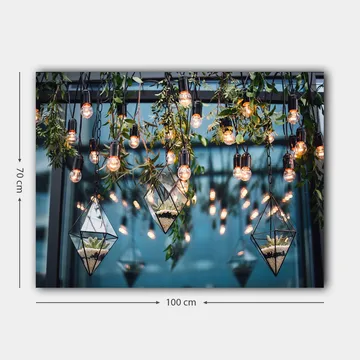 Lerretsbilde 70x100 cm - Hengende lamper og geometriske blomsterpotter i et moderne interiør - Grønn / Svart / Gull - Interiør - Maleri & posters - Lerretsbilder