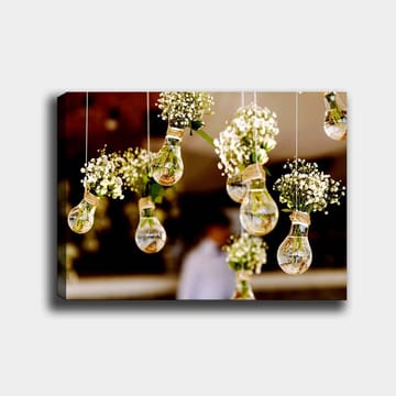 Lerretsbilde 70x100 cm - Hengende lyspærer med blomster som skaper en romantisk og kreativ atmosfære - Grønn / Hvit / Brun - Interiør - Maleri & posters - Lerretsbilder