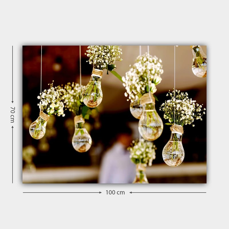 Lerretsbilde 70x100 cm - Hengende lyspærer med blomster som skaper en romantisk og kreativ atmosfære - Grønn / Hvit / Brun - Interiør - Maleri & posters - Lerretsbilder