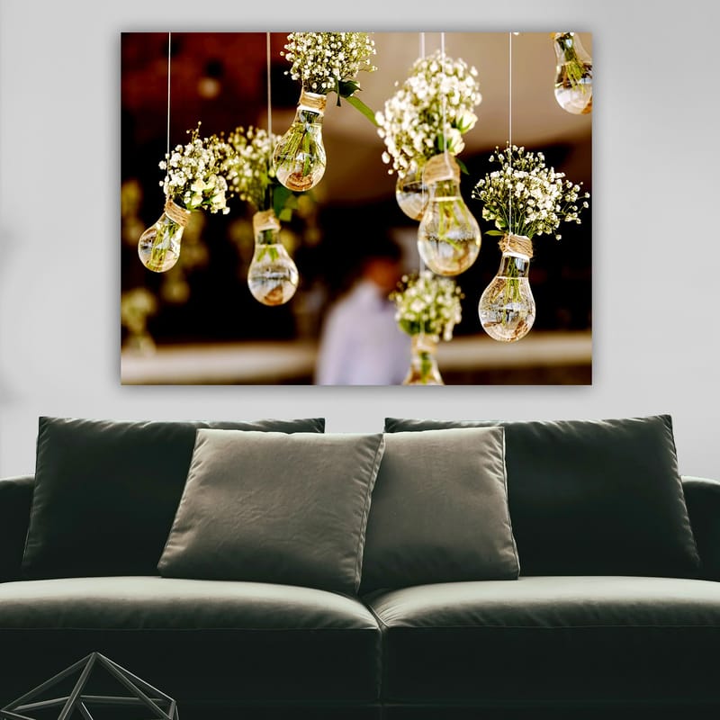 Lerretsbilde 70x100 cm - Hengende lyspærer med blomster som skaper en romantisk og kreativ atmosfære - Grønn / Hvit / Brun - Interiør - Maleri & posters - Lerretsbilder