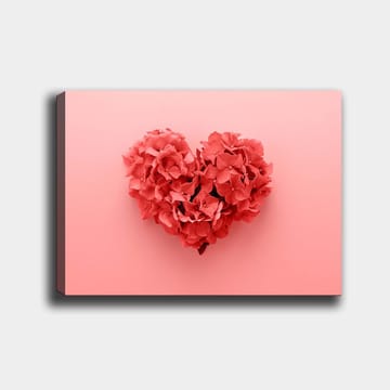 Lerretsbilde 70x100 cm - Hjerteformet blomsterkomposisjon i en romantisk og leken stil - Korallrød / Lys rosa - Interiør - Maleri & posters - Lerretsbilder