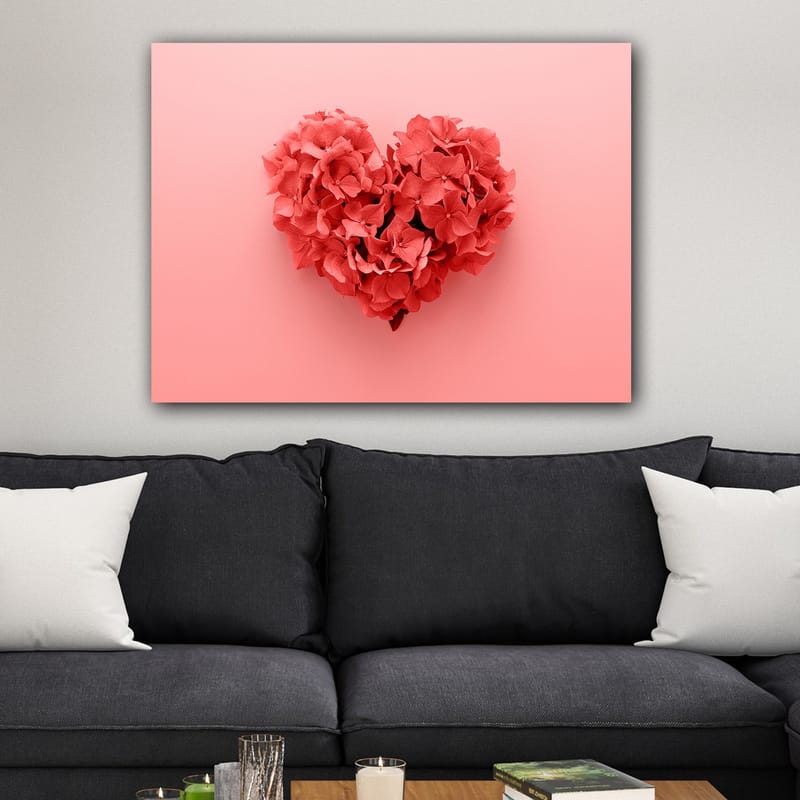 Lerretsbilde 70x100 cm - Hjerteformet blomsterkomposisjon i en romantisk og leken stil - Korallrød / Lys rosa - Interiør - Maleri & posters - Lerretsbilder