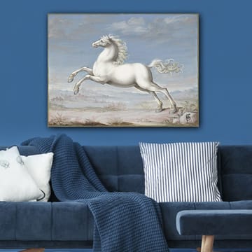 Lerretsbilde 70x100 cm - Hvit hest som hopper forover i et naturskjønt landskapsmiljø - Hvit / Lys blå / Beige - Interiør - Maleri & posters - Lerretsbilder