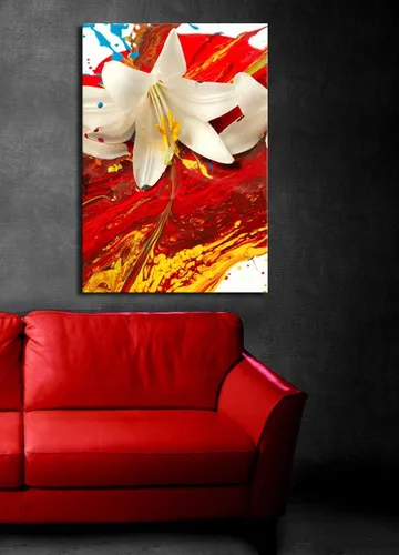 Lerretsbilde 70x100 cm - Hvit lilje som står frem mot en bakgrunn av intense røde og gule farger - Rød / Gul / Hvit - Interiør - Maleri & posters - Lerretsbilder