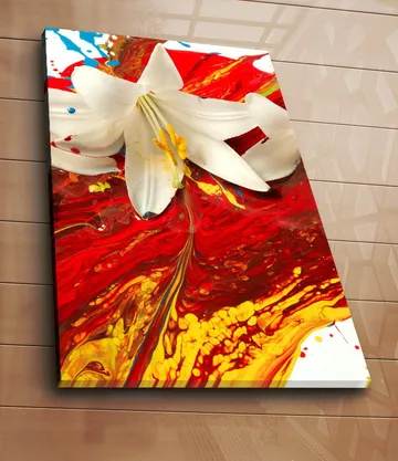 Lerretsbilde 70x100 cm - Hvit lilje som står frem mot en bakgrunn av intense røde og gule farger - Rød / Gul / Hvit - Interiør - Maleri & posters - Lerretsbilder
