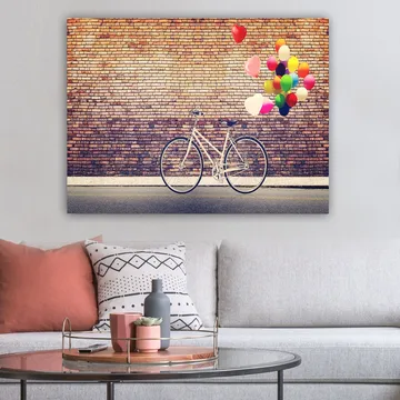 Lerretsbilde 70x100 cm - Hvit sykkel med fargerike ballonger som svever over mot en murvegg - Hvit / Rød / Gul - Interiør - Maleri & posters - Lerretsbilder