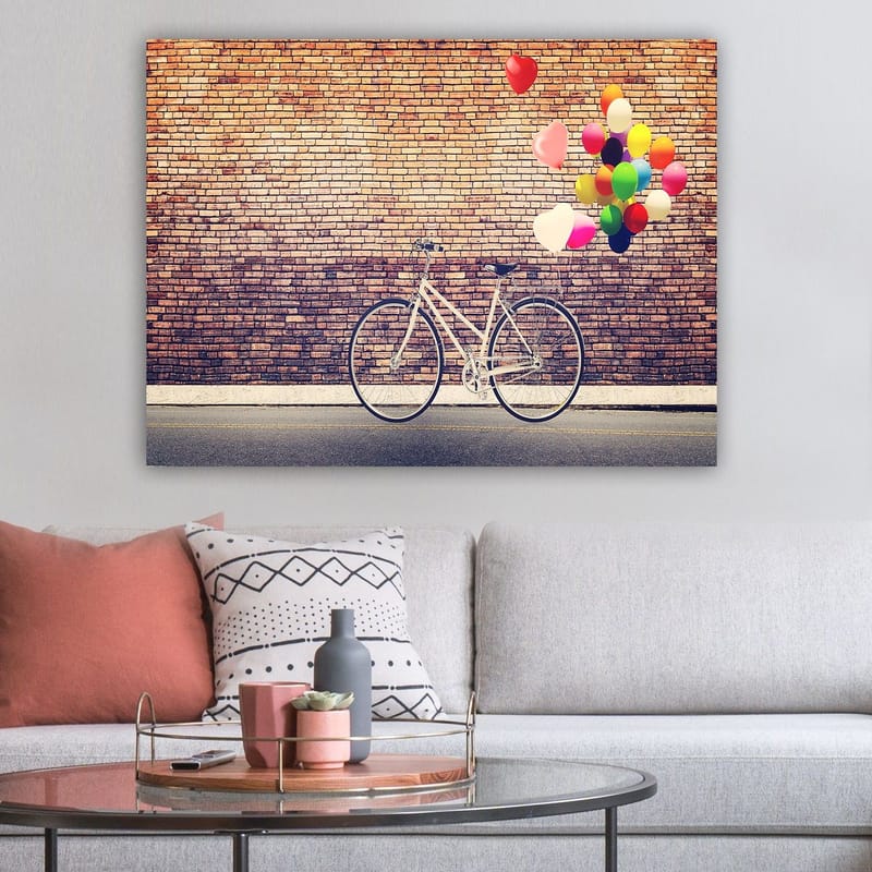 Lerretsbilde 70x100 cm - Hvit sykkel med fargerike ballonger som svever over mot en murvegg - Hvit / Rød / Gul - Interiør - Maleri & posters - Lerretsbilder
