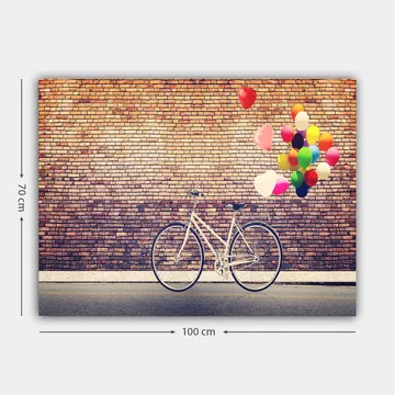 Lerretsbilde 70x100 cm - Hvit sykkel med fargerike ballonger som svever over mot en murvegg - Hvit / Rød / Gul - Interiør - Maleri & posters - Lerretsbilder