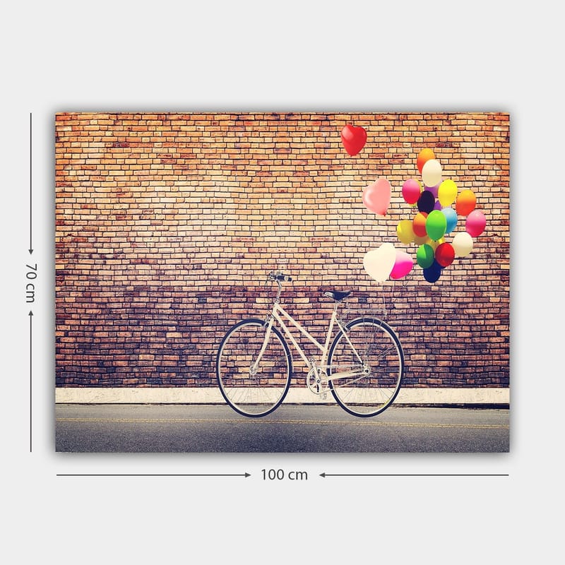 Lerretsbilde 70x100 cm - Hvit sykkel med fargerike ballonger som svever over mot en murvegg - Hvit / Rød / Gul - Interiør - Maleri & posters - Lerretsbilder