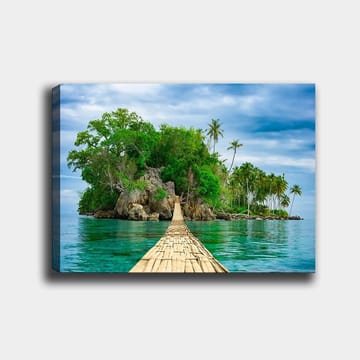 Lerretsbilde 70x100 cm - Idyllisk øy med frodig grøntområde og en trebro som fører ut over det klare vannet - Grønn / Blå / Brun - Interiør - Maleri & posters - Lerretsbilder