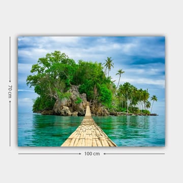Lerretsbilde 70x100 cm - Idyllisk øy med frodig grøntområde og en trebro som fører ut over det klare vannet - Grønn / Blå / Brun - Interiør - Maleri & posters - Lerretsbilder