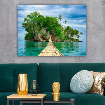 Lerretsbilde 70x100 cm - Idyllisk øy med frodig grøntområde og en trebro som fører ut over det klare vannet - Grønn / Blå / Brun - Interiør - Maleri & posters - Lerretsbilder