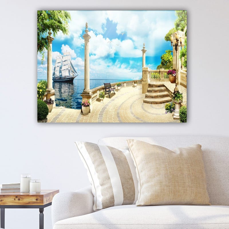 Lerretsbilde 70x100 cm - Idyllisk havutsikt med seilbåt, omgitt av søyler og grøntområder, Blå / Grønn / Beige