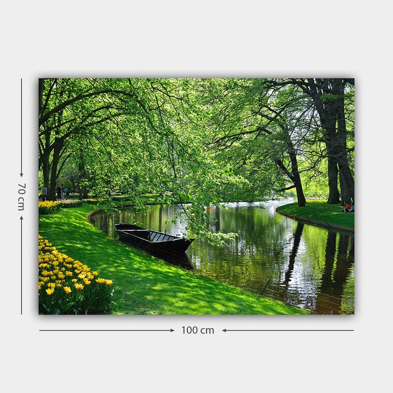 Lerretsbilde 70x100 cm - Idyllisk innsjø med en båt som ligger stille på en grønn strand omgitt av trær og blomster - Grønn / Svart / Gul - Interiør - Maleri & posters - Lerretsbilder
