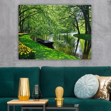 Lerretsbilde 70x100 cm - Idyllisk innsjø med en båt som ligger stille på en grønn strand omgitt av trær og blomster - Grønn / Svart / Gul - Interiør - Maleri & posters - Lerretsbilder