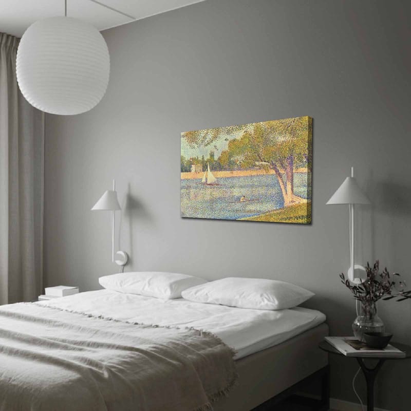 Lerretsbilde 70x100 cm - Idyllisk innsjølandskap med seilbåter og trær som gjenspeiler en rolig sommerstemning, Grønn / Blå / Beige