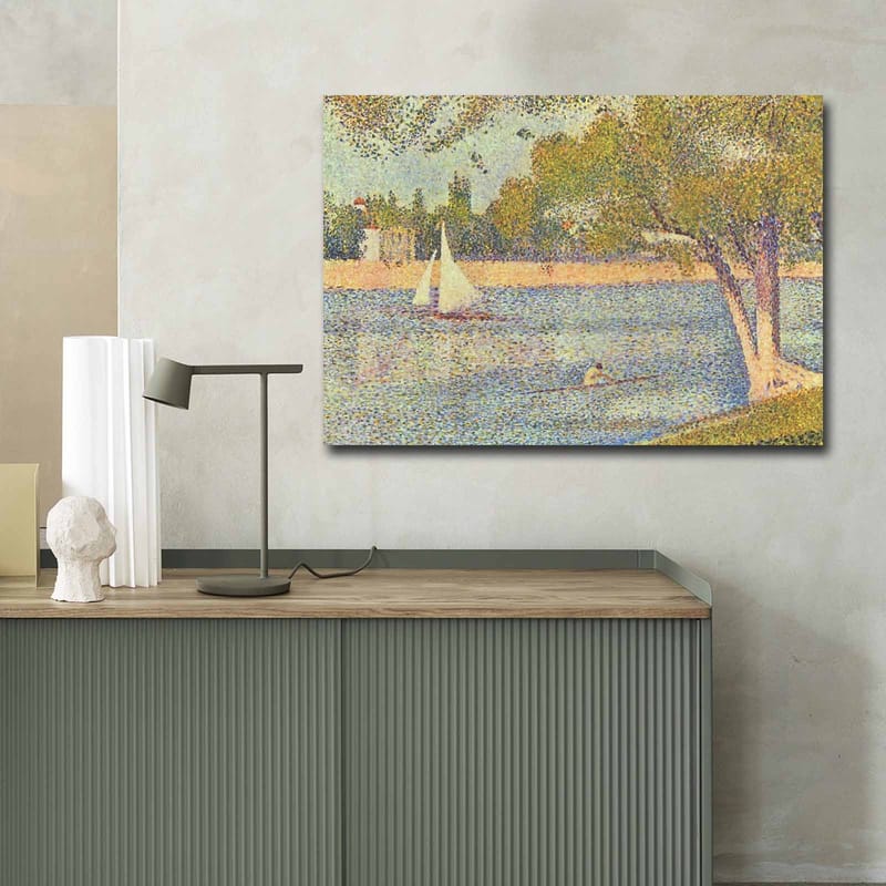 Lerretsbilde 70x100 cm - Idyllisk innsjølandskap med seilbåter og trær som gjenspeiler en rolig sommerstemning - Grønn / Blå / Beige - Interiør - Maleri & posters - Lerretsbilder