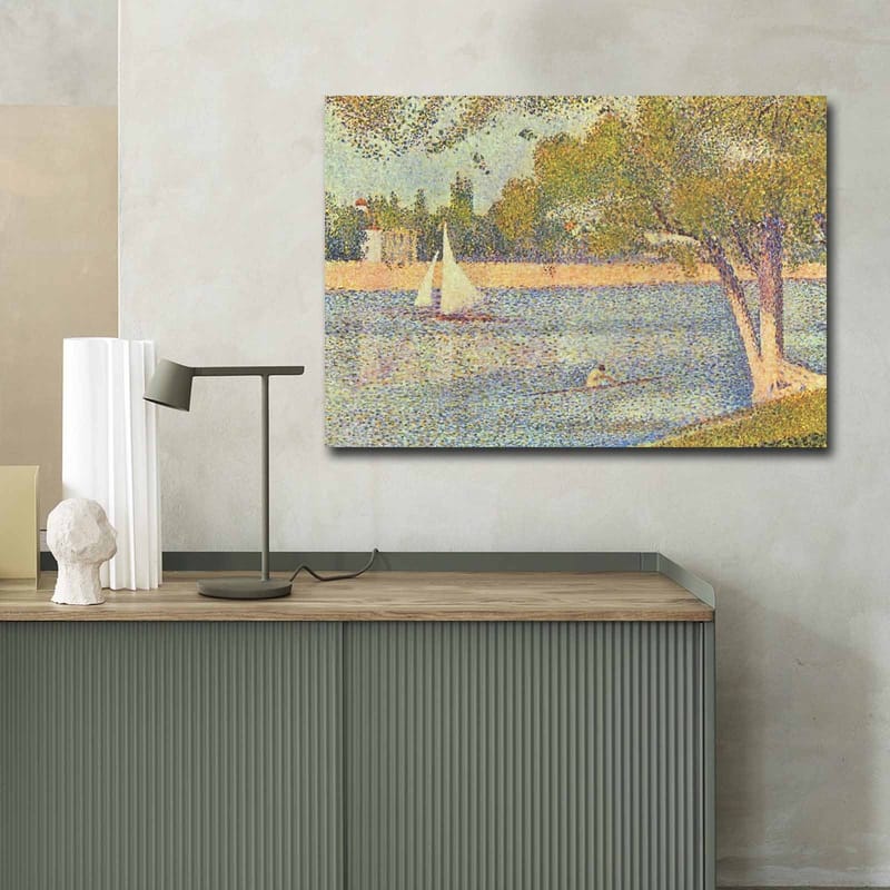 Lerretsbilde 70x100 cm - Idyllisk innsjølandskap med seilbåter og trær som gjenspeiler en rolig sommerstemning - Grønn / Blå / Beige - Interiør - Maleri & posters - Lerretsbilder