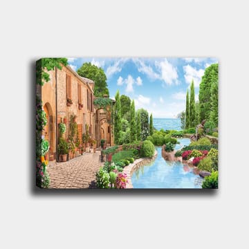 Lerretsbilde 70x100 cm - Idyllisk landsby med blomster, trær og en glitrende innsjø i bakgrunnen - Grønn / Blå / Terrakotta - Interiør - Maleri & posters - Lerretsbilder