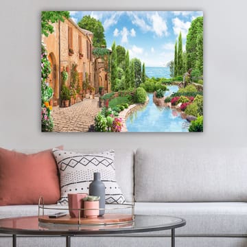 Lerretsbilde 70x100 cm - Idyllisk landsby med blomster, trær og en glitrende innsjø i bakgrunnen - Grønn / Blå / Terrakotta - Interiør - Maleri & posters - Lerretsbilder