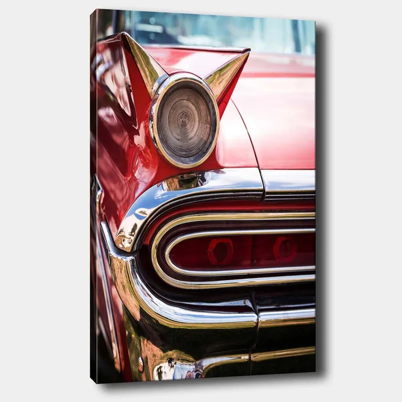 Lerretsbilde 70x100 cm - Klassisk bil med en særegen rød farge og skinnende kromdetaljer, Rød / Krom (sølv)