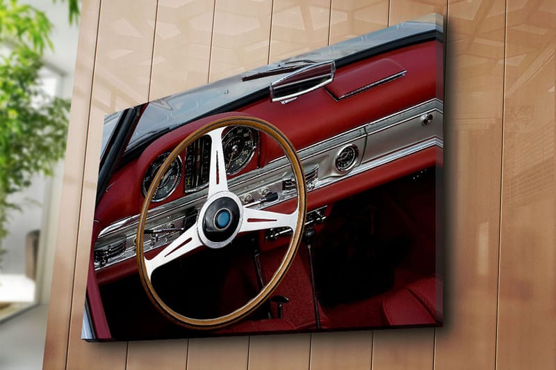 Lerretsbilde 70x100 cm - Klassisk bilinteriør med fokus på rattet og dashbordet - Rød / Sølv / Svart - Interiør - Maleri & posters - Lerretsbilder
