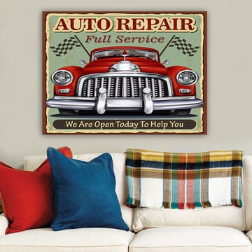 Lerretsbilde 70x100 cm - Klassisk rød bil med kromgrill og racingflagg i bakgrunnen - Rød / Krom (sølv) / Grønn - Interiør - Maleri & posters - Lerretsbilder