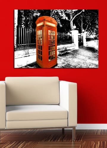 Lerretsbilde 70x100 cm - Klassisk rød telefonkiosk i et svart-hvitt bybilde - Rød / Svart / Hvit - Interiør - Maleri & posters - Lerretsbilder
