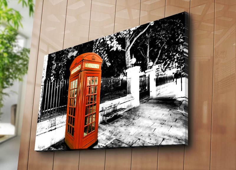 Lerretsbilde 70x100 cm - Klassisk rød telefonkiosk i et svart-hvitt bybilde - Rød / Svart / Hvit - Interiør - Maleri & posters - Lerretsbilder