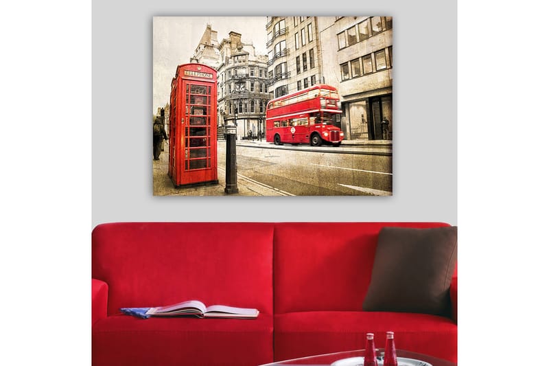 Lerretsbilde 70x100 cm - Klassisk rød telefonkiosk og en rød dobbeltdekkerbuss på en bygate - Rød / Grå - Interiør - Maleri & posters - Lerretsbilder