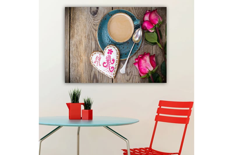 Lerretsbilde 70x100 cm - Kopp kaffe med hjerteformet pepperkake og roser på et trebord - Turkis / Rosa / Brun - Interiør - Maleri & posters - Lerretsbilder