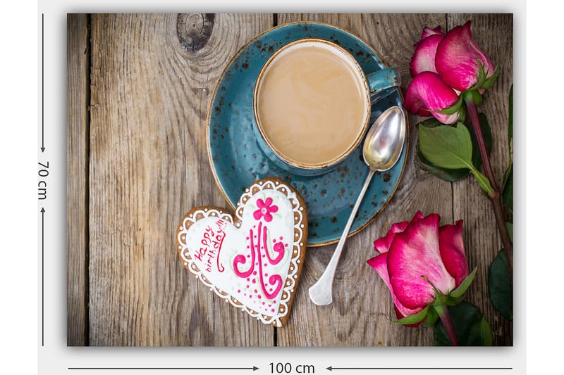 Lerretsbilde 70x100 cm - Kopp kaffe med hjerteformet pepperkake og roser på et trebord - Turkis / Rosa / Brun - Interiør - Maleri & posters - Lerretsbilder