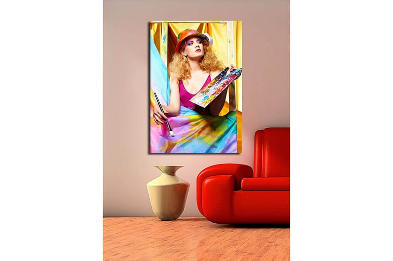 Lerretsbilde 70x100 cm - Kreativ kvinne som maler med en palett i hånden, omgitt av fargerike stoffer - Rosa / Blå / Gul - Interiør - Maleri & posters - Lerretsbilder