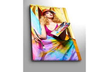 Lerretsbilde 70x100 cm - Kreativ kvinne som maler med en palett i hånden, omgitt av fargerike stoffer - Rosa / Blå / Gul - Interiør - Maleri & posters - Lerretsbilder