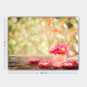 Lerretsbilde 70x100 cm - Kurv fylt med rosa blomster på en treflate - Rosa / Gul / Brun - Interiør - Maleri & posters - Lerretsbilder