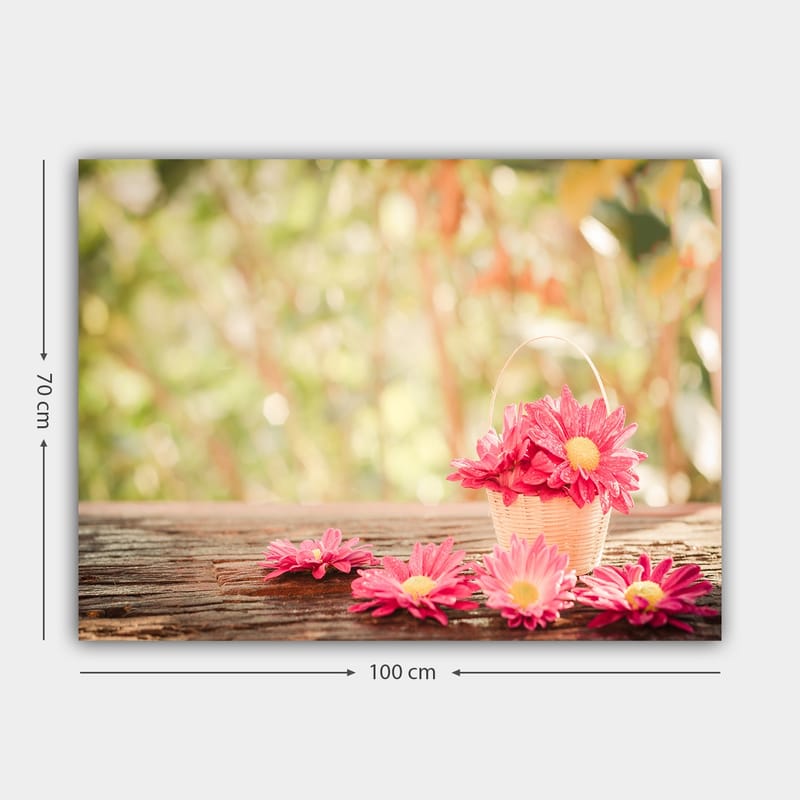 Lerretsbilde 70x100 cm - Kurv fylt med rosa blomster på en treflate - Rosa / Gul / Brun - Interiør - Maleri & posters - Lerretsbilder