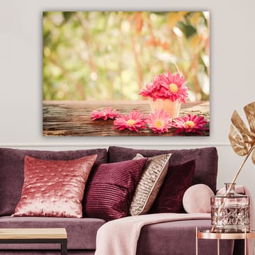 Lerretsbilde 70x100 cm - Kurv fylt med rosa blomster på en treflate - Rosa / Gul / Brun - Interiør - Maleri & posters - Lerretsbilder