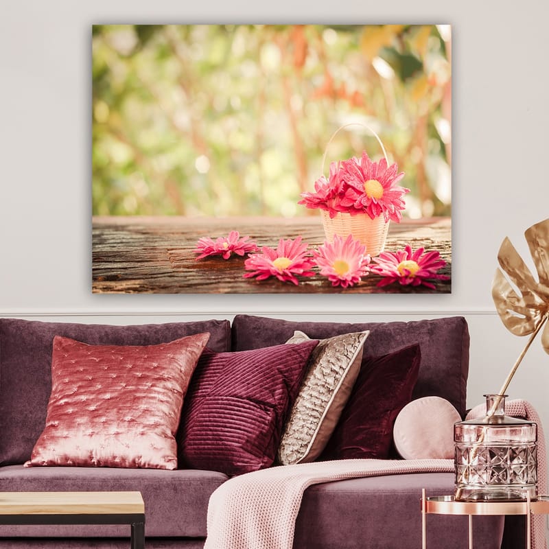 Lerretsbilde 70x100 cm - Kurv fylt med rosa blomster på en treflate - Rosa / Gul / Brun - Interiør - Maleri & posters - Lerretsbilder