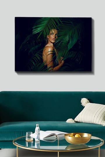 Lerretsbilde 70x100 cm - Kvinne delvis skjult bak grønne palmeblader - Mørk grønn / Lys grønn / Beige - Interiør - Maleri & posters - Lerretsbilder