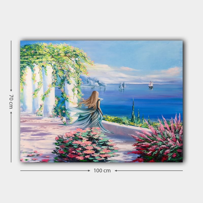 Lerretsbilde 70x100 cm - Kvinne i blå kjole som står ved et utsiktspunkt med havet og seilbåter i bakgrunnen - Blå / Grønn / Rosa - Interiør - Maleri & posters - Lerretsbilder