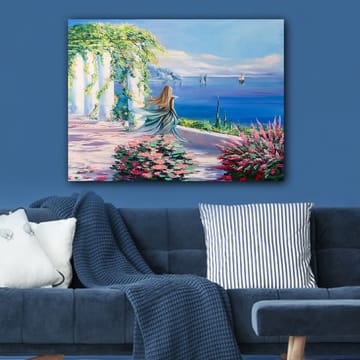 Lerretsbilde 70x100 cm - Kvinne i blå kjole som står ved et utsiktspunkt med havet og seilbåter i bakgrunnen - Blå / Grønn / Rosa - Interiør - Maleri & posters - Lerretsbilder