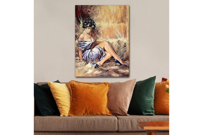 Lerretsbilde 70x100 cm - Kvinne i elegant kjole som sitter avslappet med et selvsikkert utseende - Hvit / Brun / Blå - Interiør - Maleri & posters - Lerretsbilder