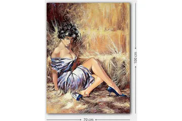 Lerretsbilde 70x100 cm - Kvinne i elegant kjole som sitter avslappet med et selvsikkert utseende - Hvit / Brun / Blå - Interiør - Maleri & posters - Lerretsbilder