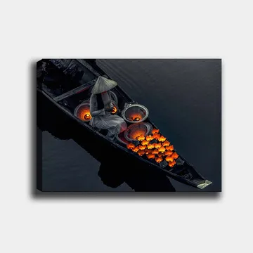 Lerretsbilde 70x100 cm - Kvinne i en båt som omgir seg med knalloransje fisk og tradisjonelle kurver - Oransje / Svart / Grå - Interiør - Maleri & posters - Lerretsbilder